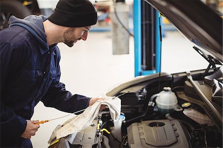 Mechanic servicing a car Stockbilder - Premium RF Lizenzfrei, Bildnummer: 6109-08952730