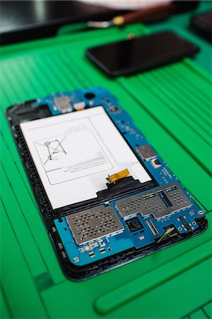 endommagé - Mobile phone repairing Photographie de stock - Premium Libres de Droits, Code: 6109-08952829