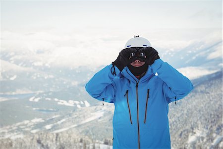 simsearch:6109-08944908,k - Skier looking through binocular Stock Photo - Premium Royalty-Free, Code: 6109-08952957