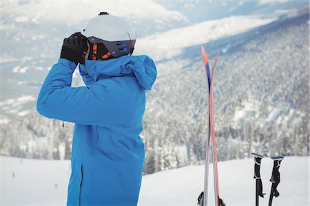 simsearch:6109-08944908,k - Skier looking through binocular Stock Photo - Premium Royalty-Free, Code: 6109-08952956