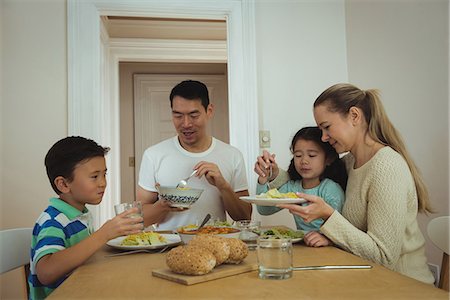 simsearch:6109-08953075,k - Family having meal on dining table at home Stockbilder - Premium RF Lizenzfrei, Bildnummer: 6109-08953052