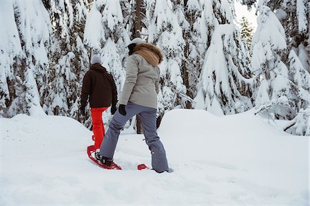 simsearch:6109-08945044,k - Skier couple walking on snowy mountain Foto de stock - Sin royalties Premium, Código: 6109-08953185