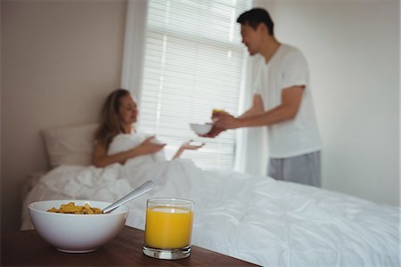 simsearch:6109-08953331,k - Breakfast and juice on kept on table in bedroom Stock Photo - Premium Royalty-Free, Code: 6109-08953102