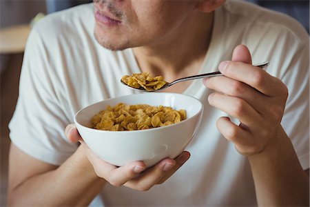 simsearch:6109-08944595,k - Man having breakfast at home Photographie de stock - Premium Libres de Droits, Code: 6109-08953111