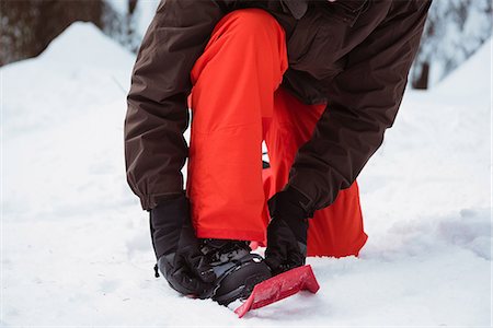 simsearch:6109-06195607,k - Skier wearing snow shoe on snowy landscape Photographie de stock - Premium Libres de Droits, Code: 6109-08953248
