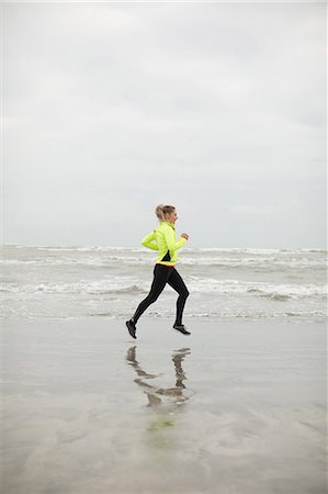 simsearch:6109-08928512,k - Beautiful woman jogging on the beach Stock Photo - Premium Royalty-Free, Code: 6109-08953864