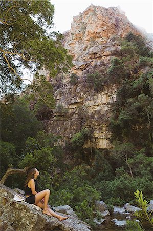 simsearch:400-07310113,k - Female hiker looking at the cliff in the forest Foto de stock - Sin royalties Premium, Código: 6109-08953956