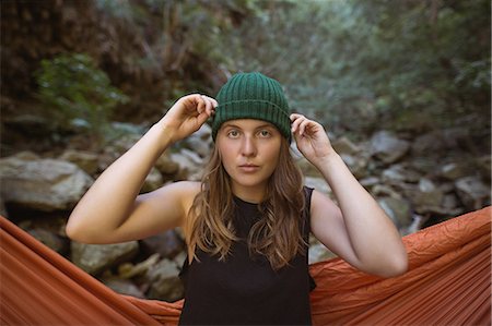 simsearch:400-07310113,k - Portrait of woman wearing woolly hat in countryside Foto de stock - Sin royalties Premium, Código: 6109-08953960