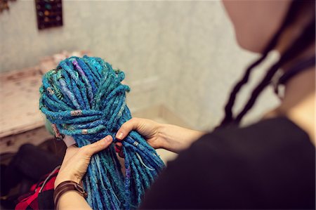 Close-up of beautician styling clients hair in dreadlocks shop Photographie de stock - Premium Libres de Droits, Code: 6109-08928366