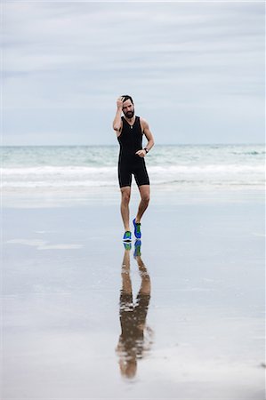 simsearch:673-02140357,k - Handsome athlete jogging on the beach Foto de stock - Royalty Free Premium, Número: 6109-08928447