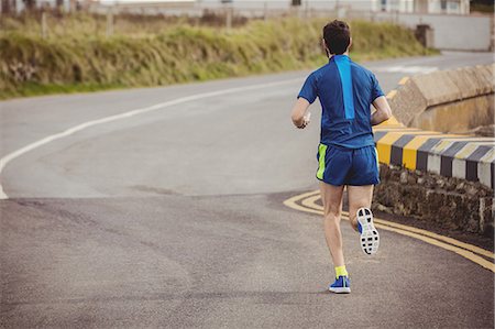 simsearch:6109-06004563,k - Rear view of man jogging on the open road Stockbilder - Premium RF Lizenzfrei, Bildnummer: 6109-08928465