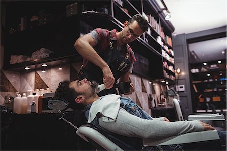 Barber applying cream on clients beard in baber shop Photographie de stock - Premium Libres de Droits, Code: 6109-08928748