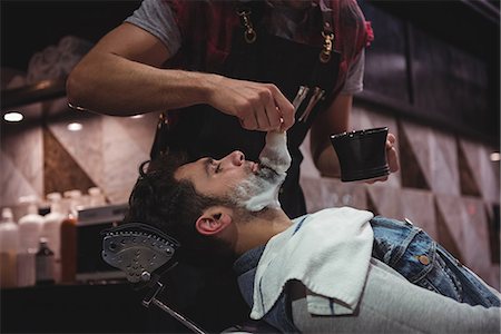 simsearch:6109-08928819,k - Mid section of barber applying cream on clients beard in baber shop Photographie de stock - Premium Libres de Droits, Code: 6109-08928750