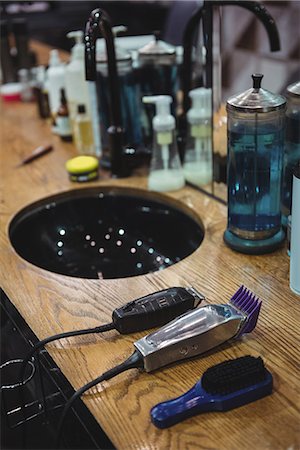 simsearch:6109-08705289,k - Various beauty products and barber tools on dressing table in barber shop Photographie de stock - Premium Libres de Droits, Code: 6109-08928781