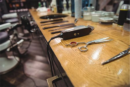 simsearch:6109-08705289,k - Various barber tools on dressing table in barber shop Photographie de stock - Premium Libres de Droits, Code: 6109-08928847