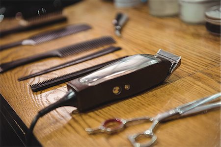 simsearch:6109-08705289,k - Various barber tools on dressing table in barber shop Photographie de stock - Premium Libres de Droits, Code: 6109-08928846