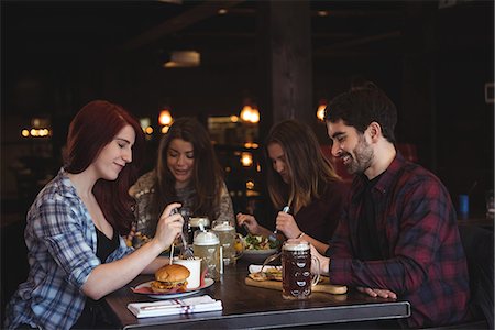 pub burger - Happy friends enjoying food in bar Foto de stock - Sin royalties Premium, Código: 6109-08928872
