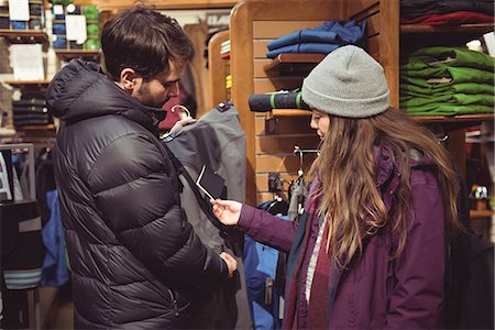 simsearch:695-05776712,k - Couple selecting apparel together in a clothes shop Photographie de stock - Premium Libres de Droits, Code: 6109-08928891