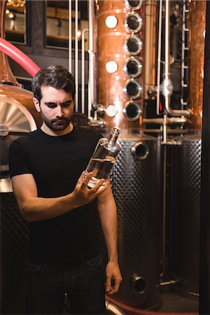 simsearch:700-00543734,k - Man examining a bottle of alcohol in beer factory Stockbilder - Premium RF Lizenzfrei, Bildnummer: 6109-08928956