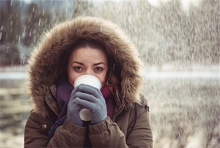 Portrait of a beautiful woman in fur coat drinking coffee in winter Foto de stock - Sin royalties Premium, Código: 6109-08928939