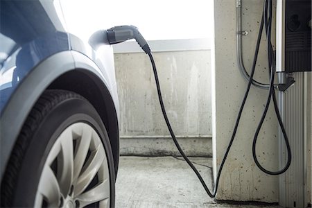Close-up of car being charged with electric car charger at charging station Photographie de stock - Premium Libres de Droits, Code: 6109-08929086