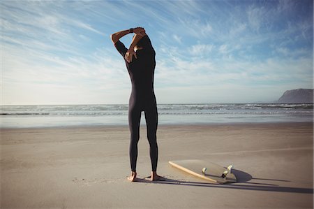simsearch:6109-08929136,k - Rear view of man with surfboard exercising on beach Stockbilder - Premium RF Lizenzfrei, Bildnummer: 6109-08929143