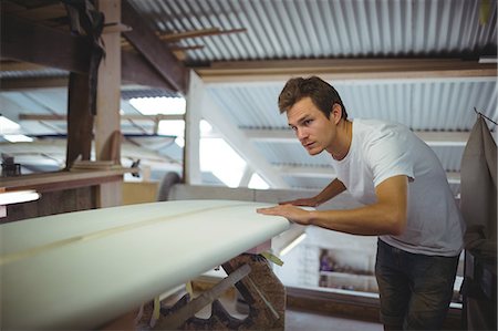 formando - Man making surfboard in workshop Foto de stock - Sin royalties Premium, Código: 6109-08929199