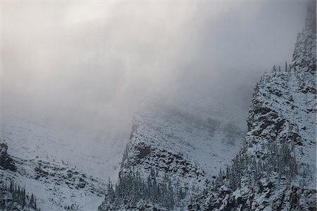 simsearch:6118-08827494,k - View of snowy mountain range in winter Fotografie stock - Premium Royalty-Free, Codice: 6109-08929241