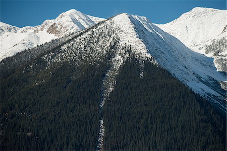 simsearch:6118-08827494,k - View of beautiful snow covered mountain and forest Fotografie stock - Premium Royalty-Free, Codice: 6109-08929249