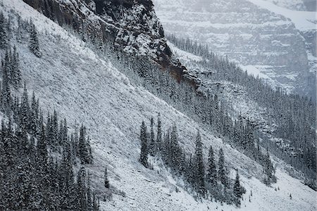simsearch:6118-08827494,k - View of snowy mountain range in winter Fotografie stock - Premium Royalty-Free, Codice: 6109-08929263