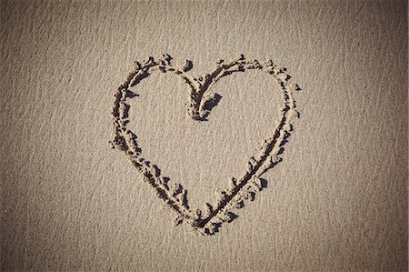 simsearch:400-08495448,k - Heart drawn on sand in beach Stock Photo - Premium Royalty-Free, Code: 6109-08929215