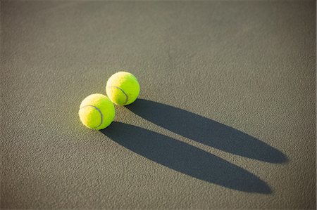 simsearch:6109-08723028,k - Close-up of tennis balls kept on court Photographie de stock - Premium Libres de Droits, Code: 6109-08929237