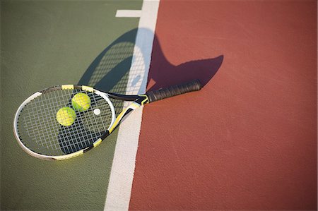simsearch:6109-08723028,k - Close-up of tennis racket and balls on cour Photographie de stock - Premium Libres de Droits, Code: 6109-08929236