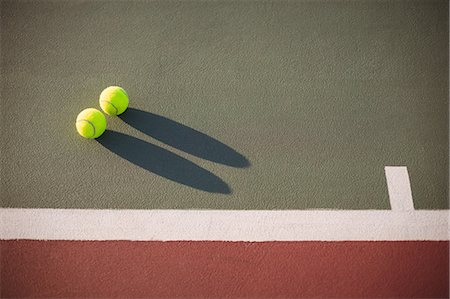 simsearch:6109-08723028,k - Close-up of tennis balls kept on court Photographie de stock - Premium Libres de Droits, Code: 6109-08929238