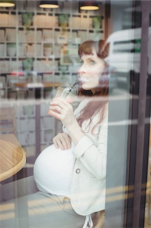 simsearch:693-03308178,k - Pregnant businesswoman having fruit juice in office cafeteria Stock Photo - Premium Royalty-Free, Code: 6109-08929306
