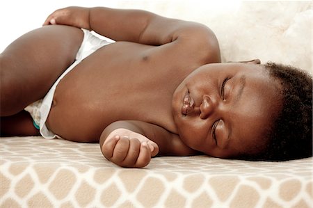 simsearch:6110-06702760,k - An infant sleeping on a blanket Foto de stock - Sin royalties Premium, Código: 6110-06702752