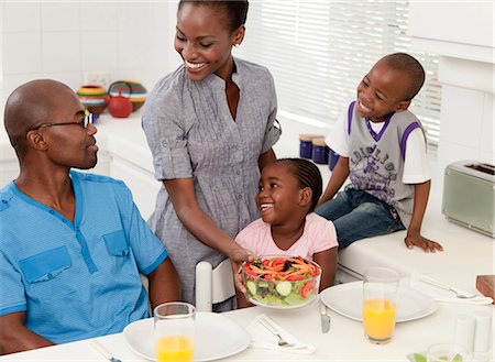 simsearch:6110-06702748,k - African family eat together in the kitchen Foto de stock - Royalty Free Premium, Número: 6110-06702767