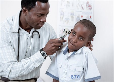 simsearch:6110-06702795,k - Doctor examining male African child in a doctor's room Foto de stock - Royalty Free Premium, Número: 6110-06702727