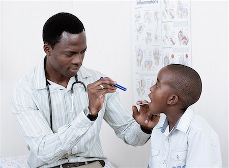simsearch:6110-06702795,k - Doctor examining male African child in a doctor's room Foto de stock - Royalty Free Premium, Número: 6110-06702726