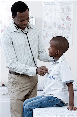 simsearch:6110-06702795,k - Doctor examining male African child in a doctor's room Foto de stock - Royalty Free Premium, Número: 6110-06702733