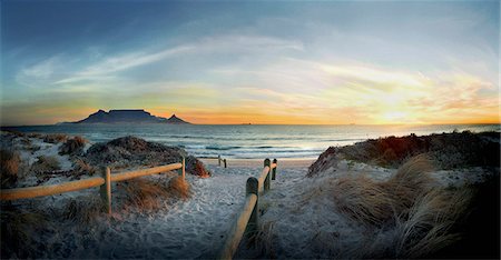 Table mountain at sunset from Table view beach Foto de stock - Royalty Free Premium, Número: 6110-08281153