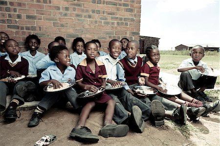 simsearch:6110-06702795,k - Group of African children eating lunch together outside Foto de stock - Royalty Free Premium, Número: 6110-08281168