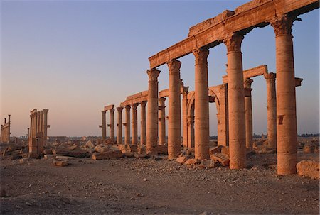 siria - Columns in Desert Palmyra Ruins, Syria Foto de stock - Sin royalties Premium, Código: 6110-08715114