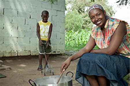 simsearch:6110-06702795,k - African female cooking outside her rural home Foto de stock - Royalty Free Premium, Número: 6110-08968711