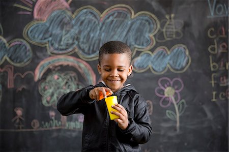 simsearch:6110-06702680,k - School boy blowing bubbles in class Foto de stock - Sin royalties Premium, Código: 6110-09101668