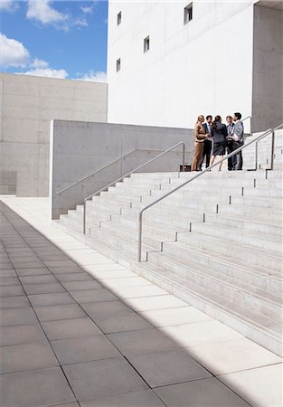 Business people meeting on urban stairs Photographie de stock - Premium Libres de Droits, Code: 6113-06497854