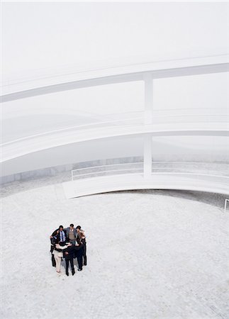 rond - Business people meeting in huddle in courtyard Photographie de stock - Premium Libres de Droits, Code: 6113-06497896