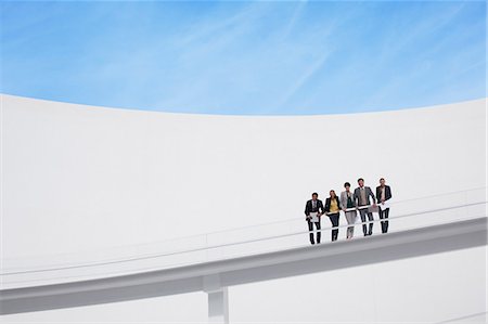 Portrait of business people at railing of elevated walkway Photographie de stock - Premium Libres de Droits, Code: 6113-06497811