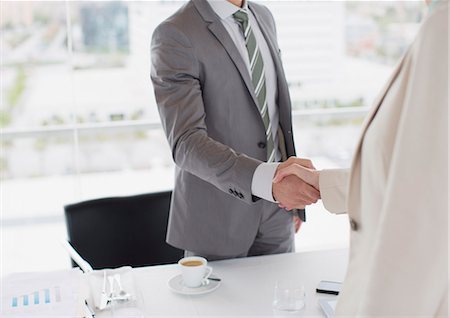 Businessmen shaking hands Foto de stock - Sin royalties Premium, Código: 6113-06497833