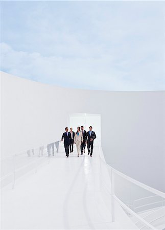 en la distancia - Business people emerging from doorway along elevated walkway Foto de stock - Sin royalties Premium, Código: 6113-06497957